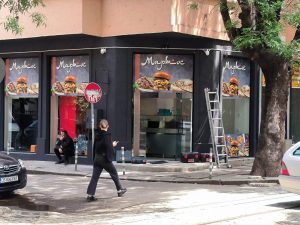 Дюнерджийница Мармос по време на монтажа на Външна Реклама
